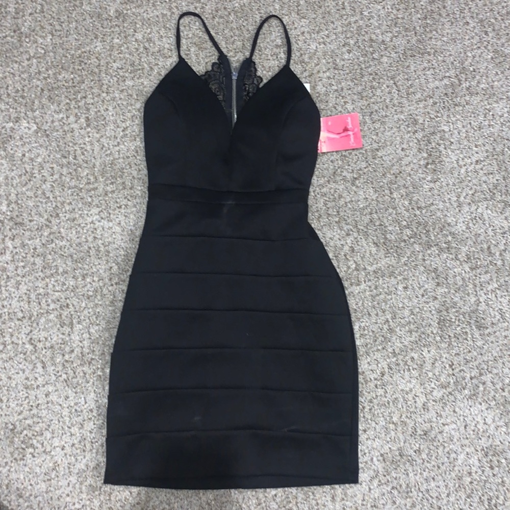Cute dress perfect for dances, wedding, date night! Never worn-tags still on!